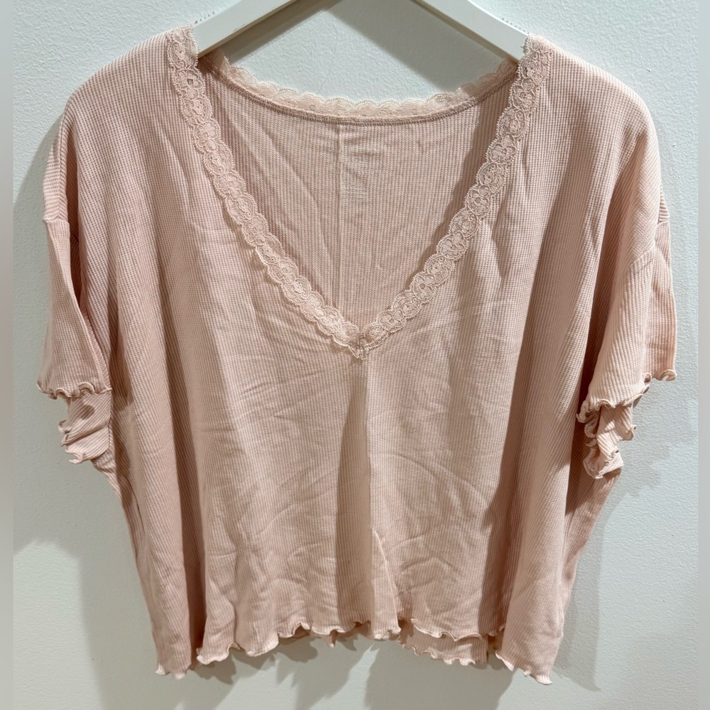 AMERICAN EAGLE NWT V-NECK TOP!